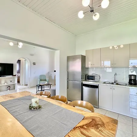 Villa Doramarie With Private Pool By Dadovillas
